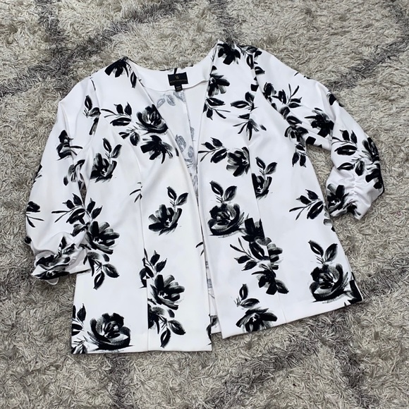 Worthington Jackets & Blazers - Worthington white black floral print open front stretchy jacket size XXLT